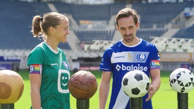 Sven Kums en Riet Maes testen historisch materiaal uit