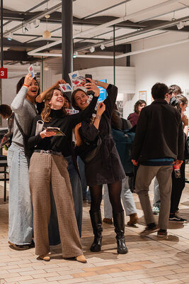 Sfeerbeeld van editie 2024: Kaartjes drukken in het Industriemuseum. © Martin Corlazzoli
