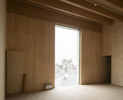 De loft op de bovenste verdieping met zicht op het Gravensteen. © Michiel De Cleene