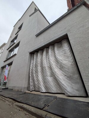 De grote aluminium inkompoort Freeze Frame 82.2, van de hand van designstudio Unfold.