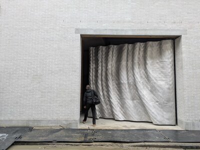 De grote aluminium inkompoort Freeze Frame 82.2, van de hand van designstudio Unfold.