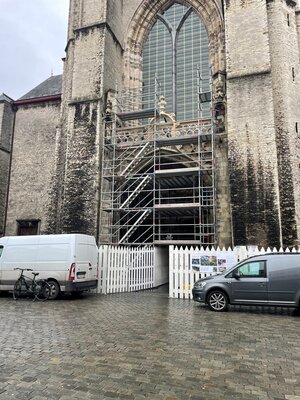 De gerestaureerde balustrade.