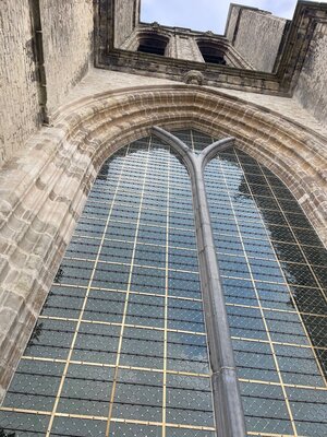 Ook het glasraam werd volledig gerestaureerd.