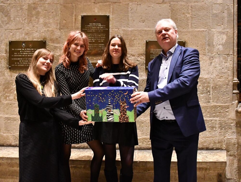 Vier generaties zijn vertegenwoordigd met elk een tijdcapsule. Hier: Ruimtetuig.