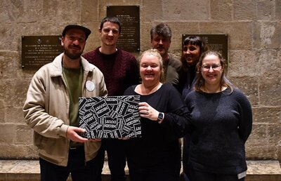 Vier generaties zijn vertegenwoordigd met elk een tijdcapsule. Hier: Negenduust.