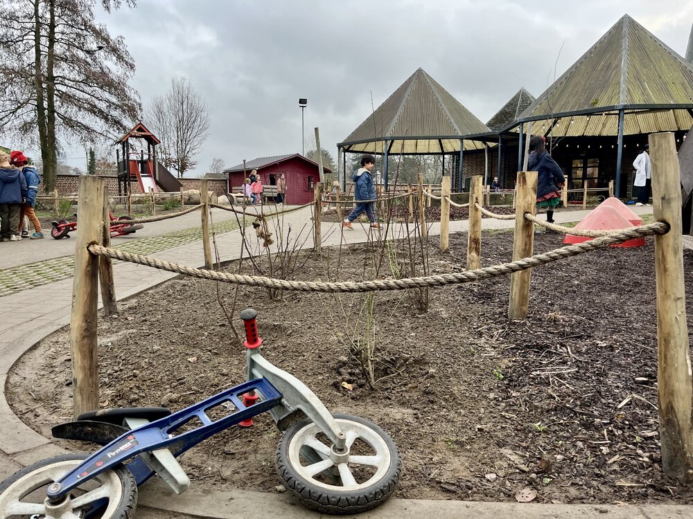 De speelplaats van Westerhem is al grotendeels onthard, maar is nog niet af.