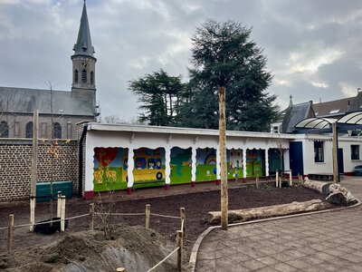 De speelplaats van Westerhem is al een pak groener, maar is nog niet af.