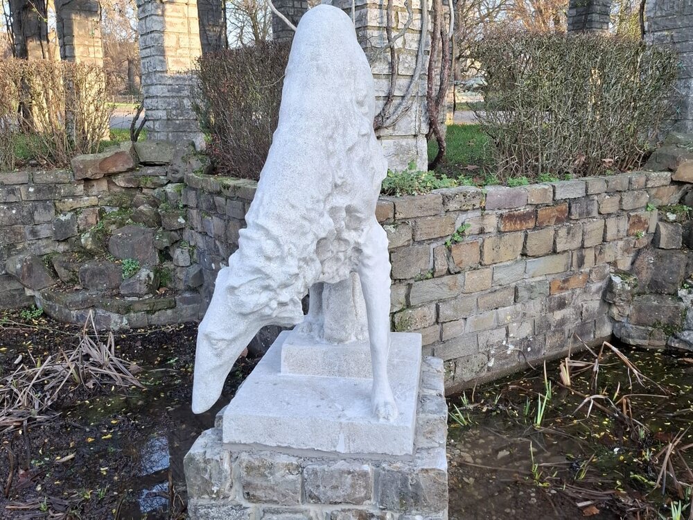 Het beeld Hazewind is al opgefrist en staat opnieuw op zijn vaste plek.