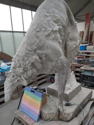 Het beeld tijdens de restauratie in het atelier.