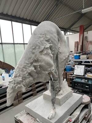 Het beeld tijdens de restauratie in het atelier.