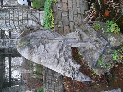 Het beeld voor de restauratie.