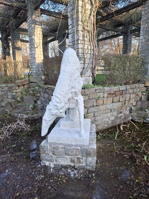 Het beeld na de restauratie, terug op zijn vertrouwde plek.