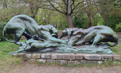 De beeldengroep voor de restauratie.