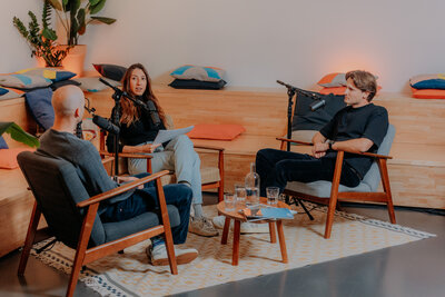 Pieterjan Bouten (Entourage),  moderator  Hana Belbecir en Jonas Maeyens (Highsail).

