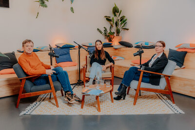 Luc Peeters (Gentrepreneur), moderator  Hana Belbecir en Wendy Ossieur (Shelfion).