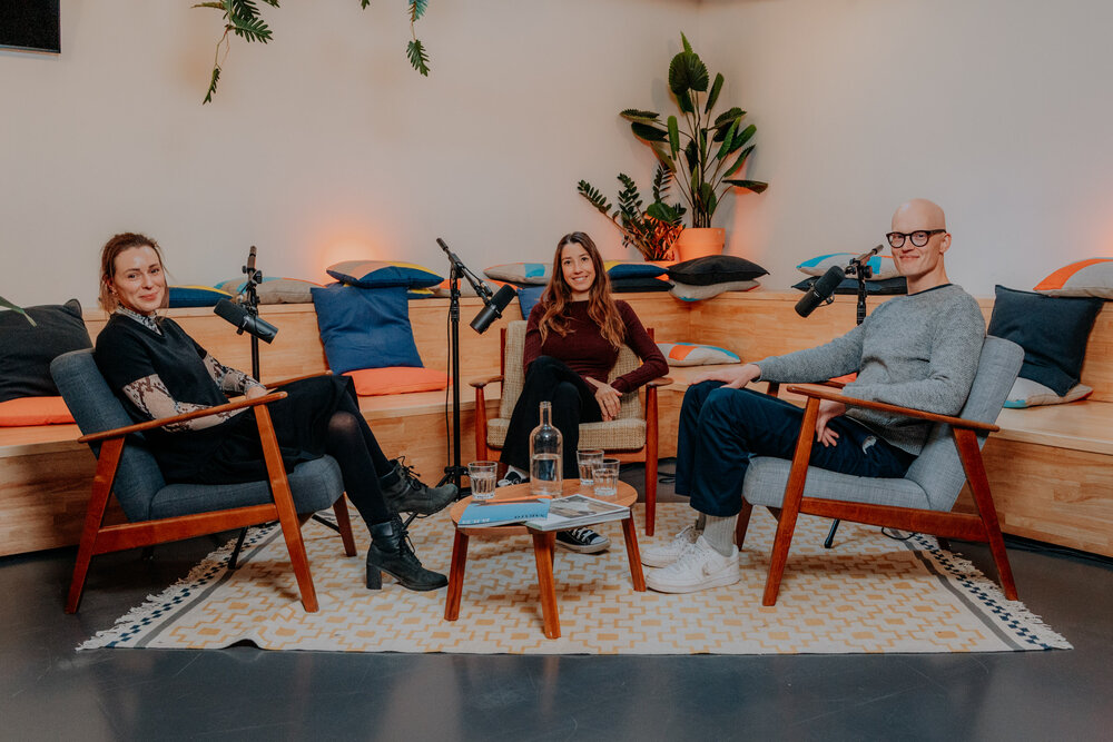 Arantxa Wille (imec.istart), moderator Hana Belbecir en Jens Verhiest (Karomia).