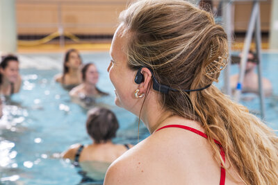 Ook tijdens het zwemmen kon er geluisterd worden naar iemand die voorleest.