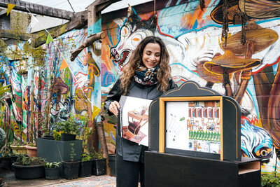 Een kamishibai, een Japanse vertelvorm met vertelplaten.