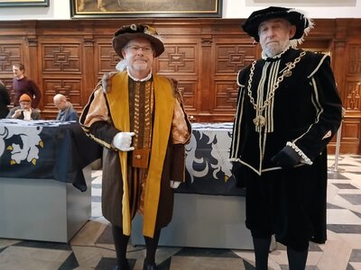 Net voor de onthulling van de archiefstukken.
