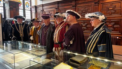 De onthulling van de archiefstukken.