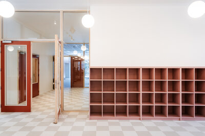 Een van de ruimtes in het gloednieuwe internaat.