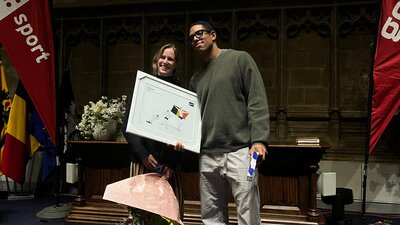 Imke Vervaet kreeg haar prijs uit de handen van bokser Victor Schelstraete.