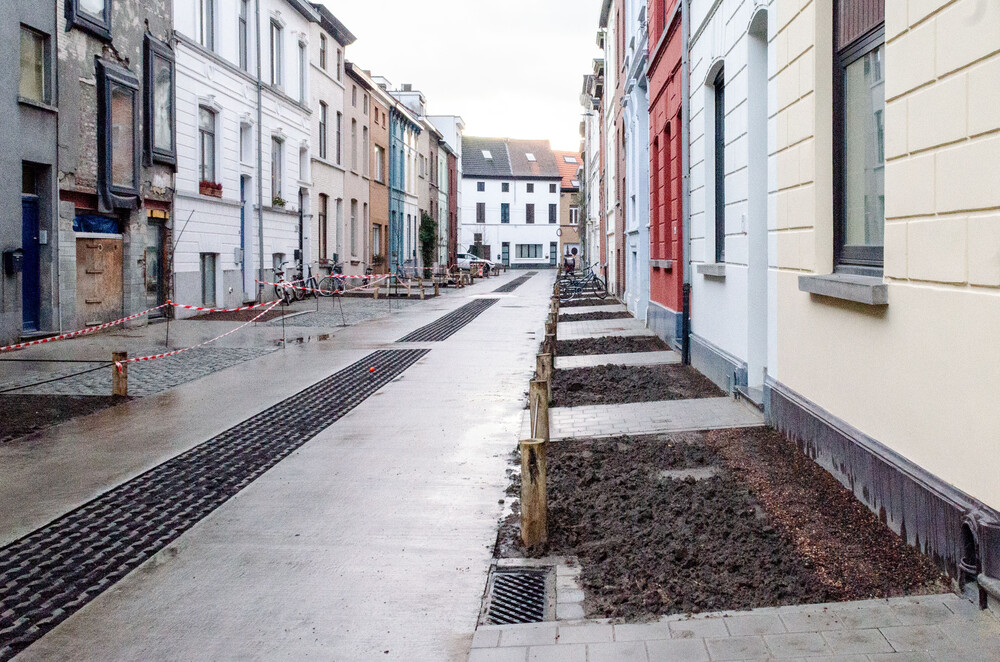 De Ploegstraat is vernieuwd en de straattuinen zijn klaar om aangeplant te worden.