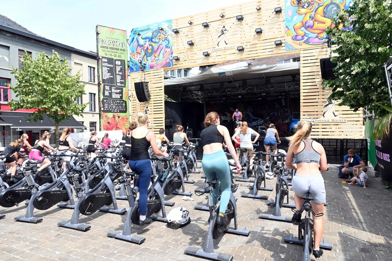 Een spinningsessie op de Oude Beestenmarkt tijdens de Gentse Feesten 2025.