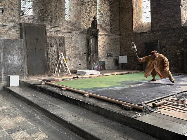Koen Broucke schildert Mijn Guernica in Sint-Baafsabdij - foto Sigrid Geldhof