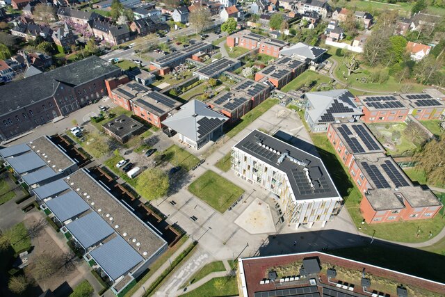 De nieuwe zonnepanelen op de daken van Het Heiveld.