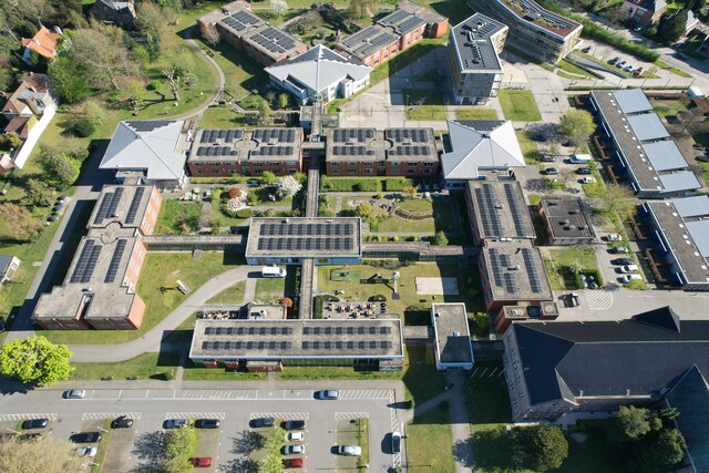 De nieuwe zonnepanelen op de daken van Het Heiveld.