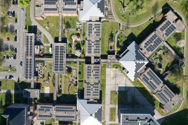 De nieuwe zonnepanelen op de daken van Het Heiveld.