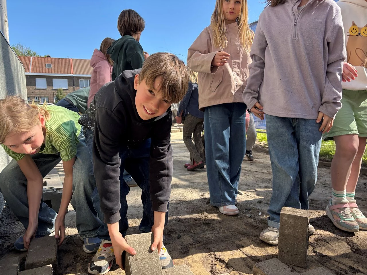 Leerlingen van 't Groen Drieske aan de slag op de speelplaats.