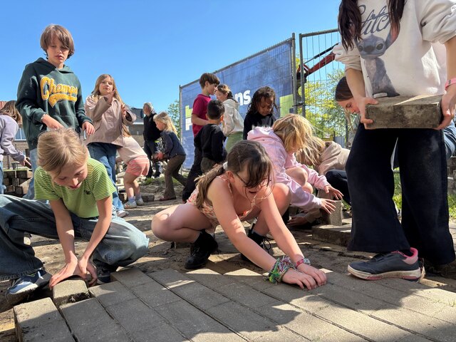 Leerlingen van 't Groen Drieske aan de slag op de speelplaats.