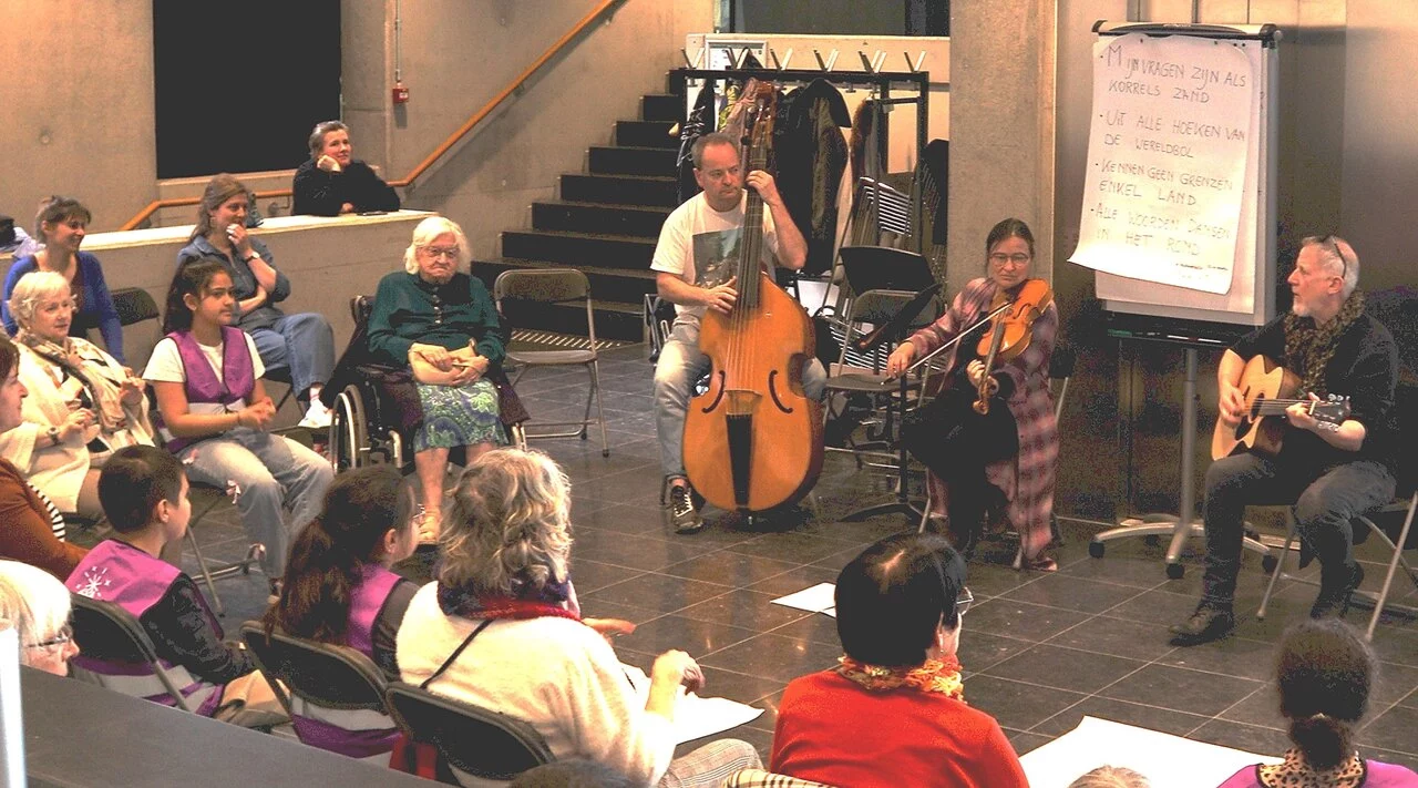 Een repetitie van Petites Histoires, waarbij oud en jong samen een voorstelling maken.