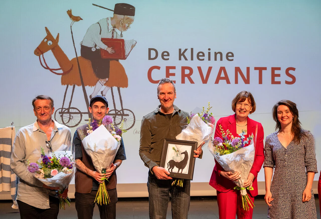 Winnaar Dirk Weber (midden) tijdens de uitreiking vandaag.