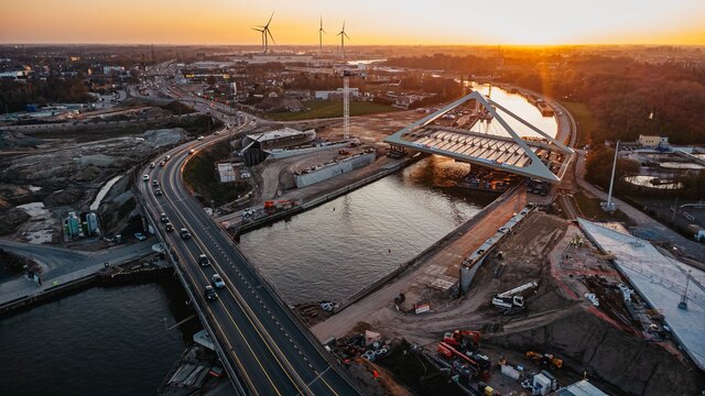 De brug werd in maart tijdens een indrukwekkende operatie op zijn definitieve plek geplaatst.