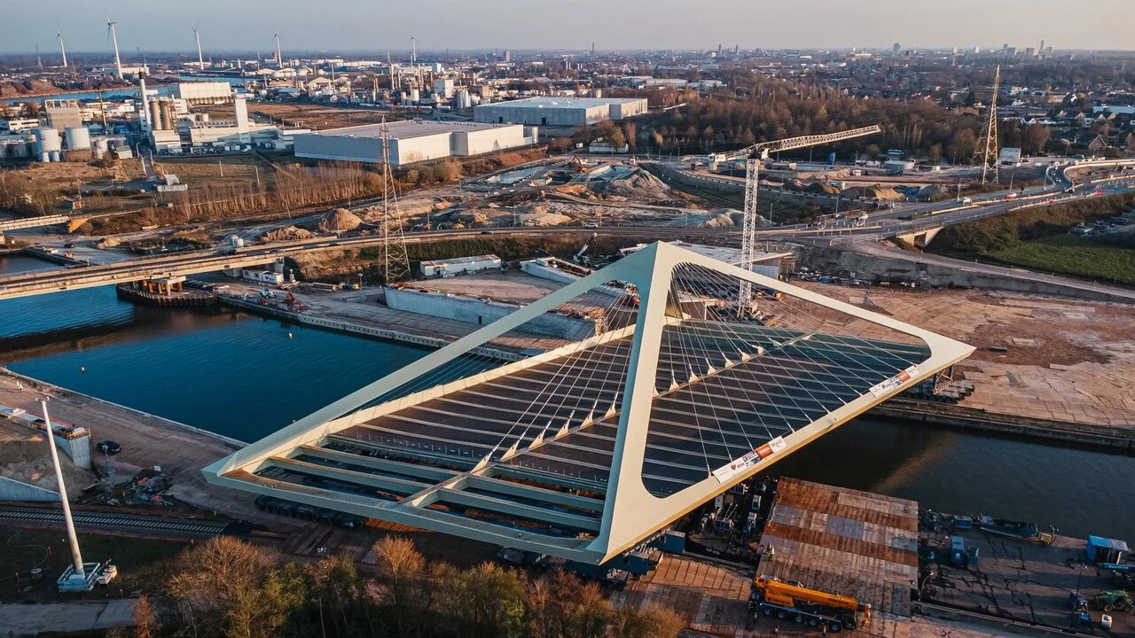 De brug werd in maart tijdens een indrukwekkende operatie op zijn definitieve plek geplaatst.