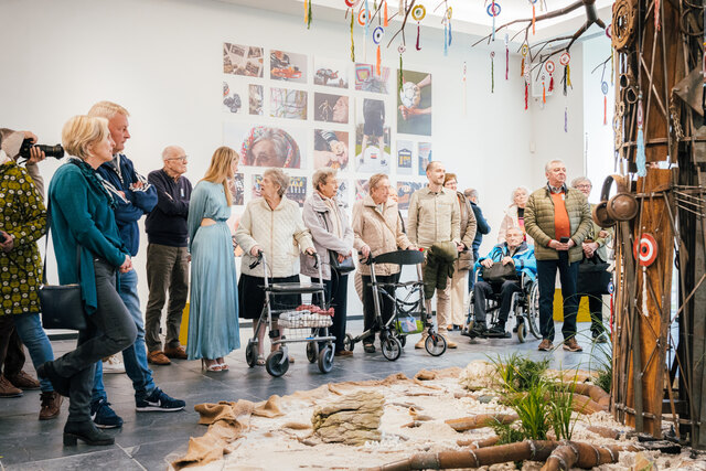 Bewoners van De Liberteyt op hun expo in het S.M.A.K.