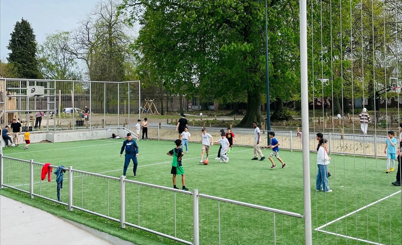 Het park kreeg een gloednieuwe sportkooi.