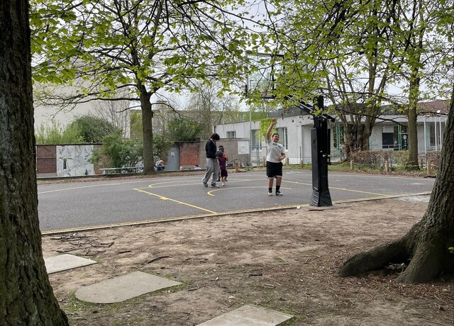 Het oude basketveld werd vervangen door een nieuw 3x3basketveld.