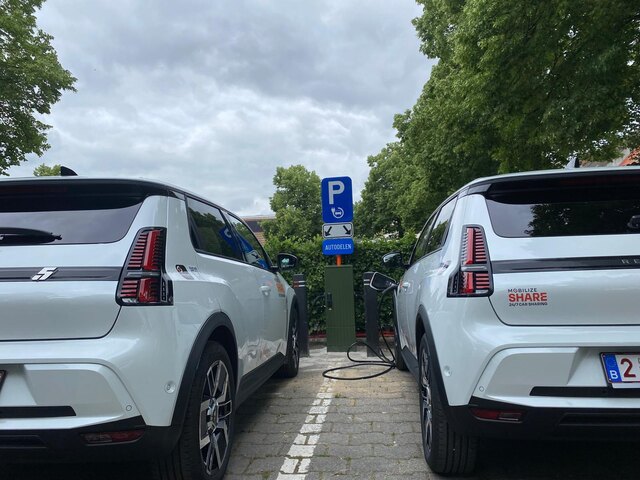 Deelwagens aan het nieuwe laadeiland op het Spaanskasteelplein.