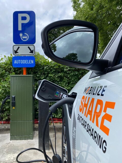 Deelwagens aan het nieuwe laadeiland op het Spaanskasteelplein.