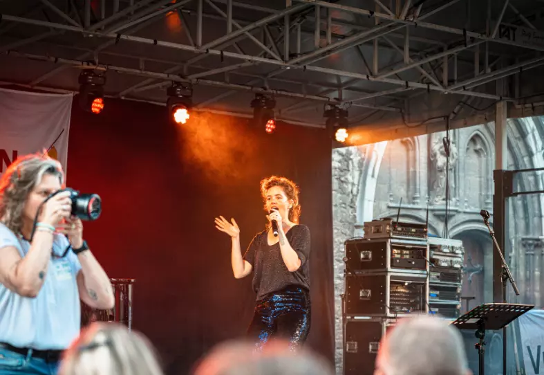 Vorig jaar was er Allez, Chantez! op het Walter De Buckplein.