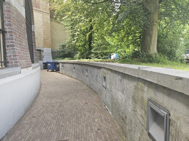 De oostelijke keermuur bij het MSK.