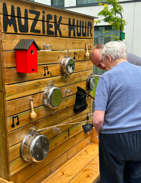 Een van de bewoners bij de muziekmuur.