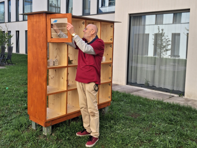 De herinneringskast wordt gevuld met herinneringen van de bewoners.
