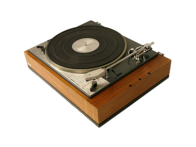 De Lenco-platenspeler L75 is een van de meest iconische platenspelers ooit. In de jaren 70 worden met twee exemplaren overal discobars samengesteld. Collectie Philippe Vanhoorickx 