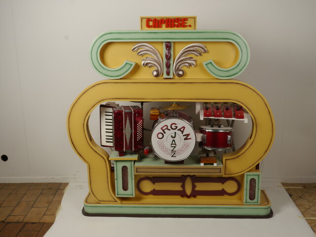 In tal van baandancings werd gedanst op de tonen van een orgel dat liedjes speelt met behulp van geponste boeken. Collectie Pieter Coopmans