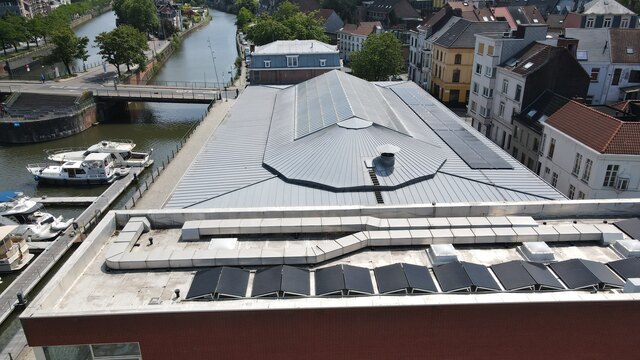 De nieuwe zonnepanelen op het Van Eyck-zwembad.